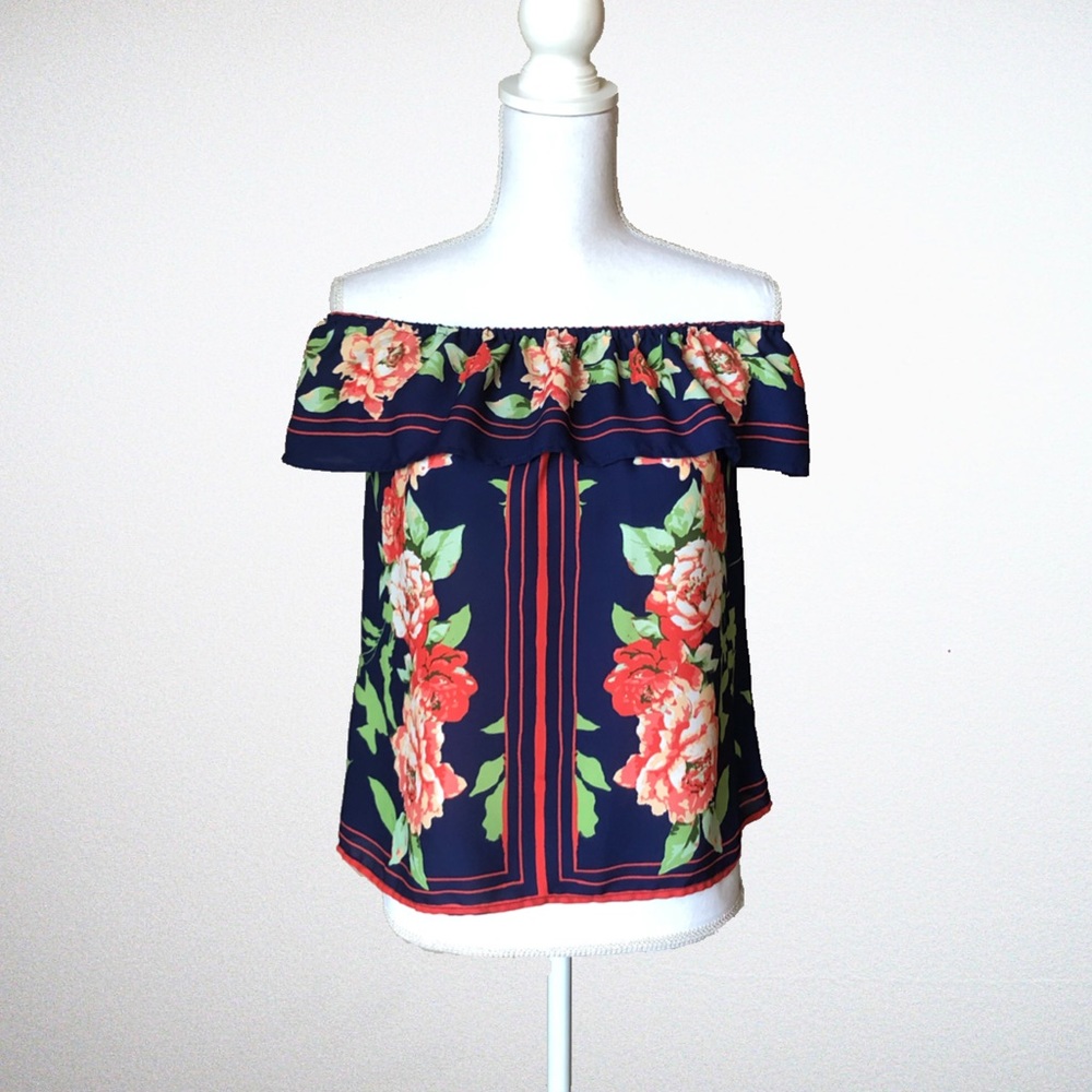 E (hanger) Floral Off-The-Shoulder Top - M